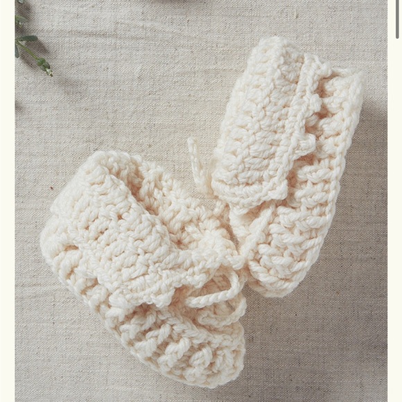 Aran Handknit Baby Booties with Bow - Picture 2 of 4